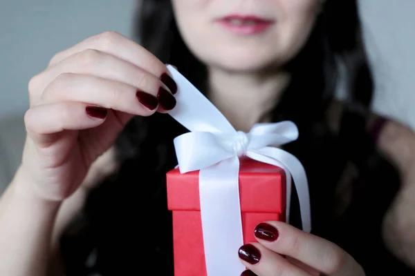 Karácsonyi Ajándék Boldog Hosszú Hajjal Kinyitja Piros Dobozt Kötött Fehér — Stock Fotó