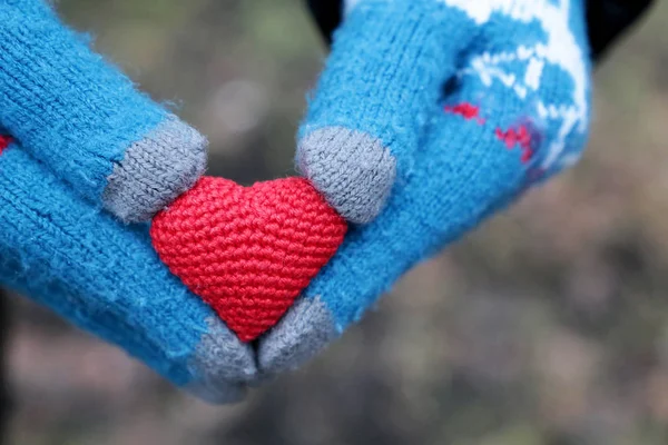 Rood Gebreid Hart Vrouwelijke Handen Gebreide Handschoenen Romantische Liefde Aftelkalender — Stockfoto