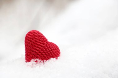 Aşk kalbi, sevgililer günü kartı, karda tutkunun kırmızı örgü sembolü. Romantik olay, kutlama ya da kış havası için arka plan