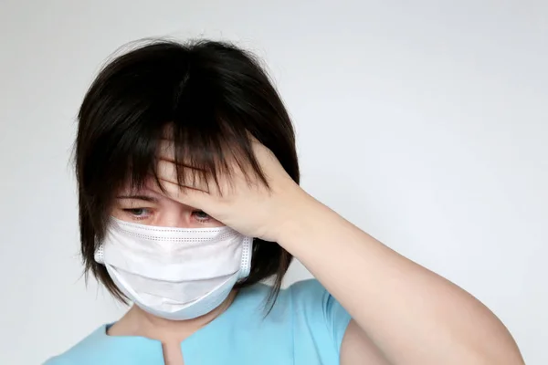 Une Femme Malade Portant Masque Médical Tient Main Sur Son — Photo
