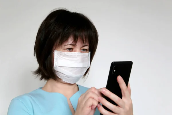 Kvinna Medicinsk Mask Med Smartphone Närbild Mobiltelefon Kvinnliga Händer Begreppet — Stockfoto