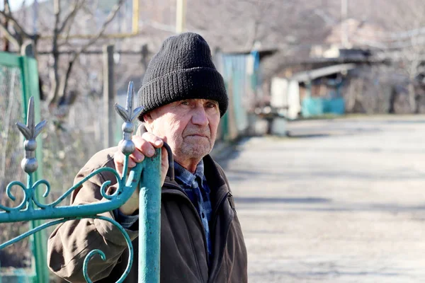 노인들은 마당에서 철문을 날씨에 마을에서의 노년기 — 스톡 사진