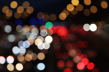 Bulanık şehir gece yolundaki araba farlarının ışığı. Renkli kentsel soyut arkaplan