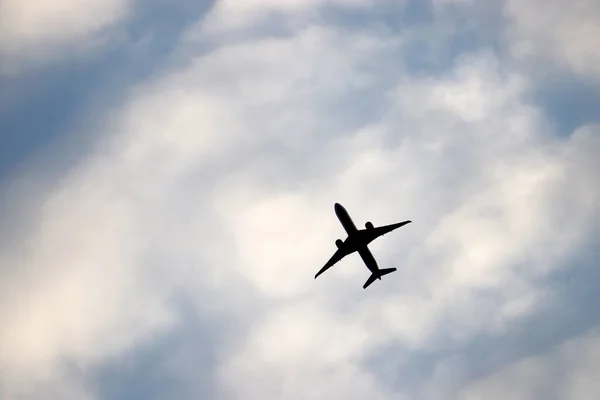 Αεροπλάνο Που Πετά Στον Γαλάζιο Ουρανό Φόντο Λευκών Νεφών Σιλουέτα — Φωτογραφία Αρχείου