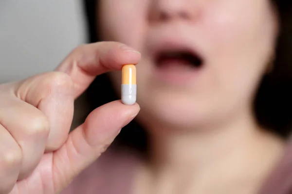 Bevesz Egy Tablettát Lány Nyitott Szájba Veszi Kapszulát Beteg Nők — Stock Fotó