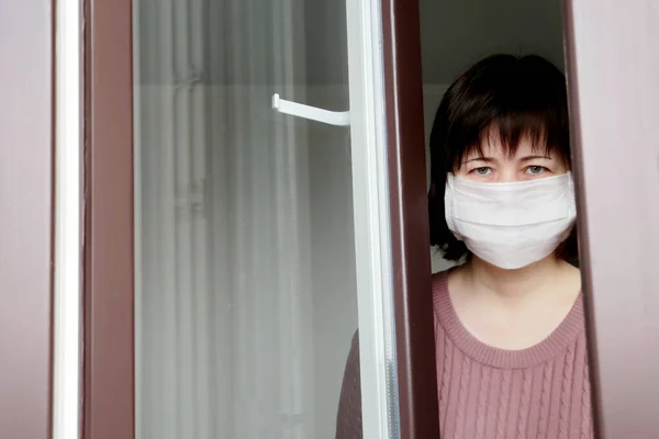 Karantän Covid Koronavirusepidemin Tråkig Kvinna Medicinsk Mask Fönstret — Stockfoto