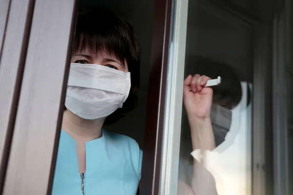 Karantän Covid Koronavirusepidemin Tråkig Kvinna Medicinsk Mask Tittar Genom Fönstret — Stockfoto