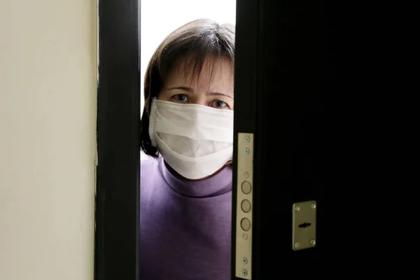 Home Quarantine Covid Coronavirus Epidemic Femme Inquiète Dans Masque Médical — Photo