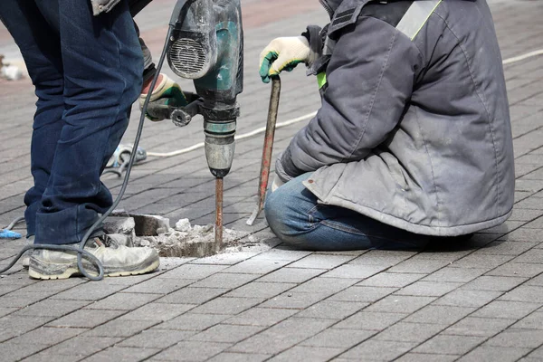 Lavoratori Riparano Manto Stradale Con Martello Pneumatico Lavori Costruzione Posa — Foto Stock