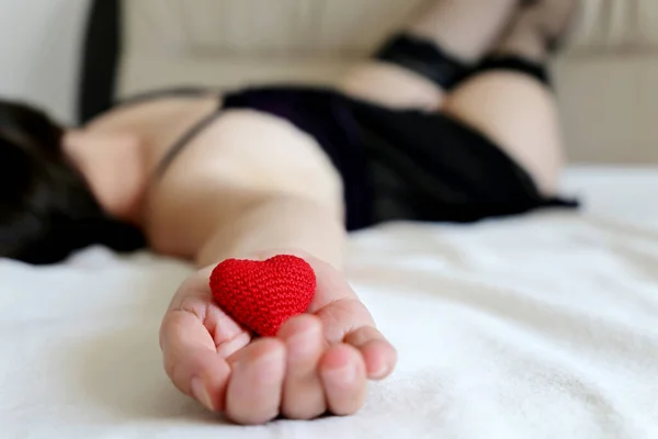 Coração Malha Vermelho Mão Feminina Mulher Sedutora Lingerie Sexy Que — Fotografia de Stock