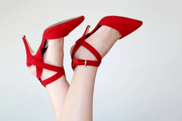 ハイヒールで赤い靴の女性の足 セクシーな履物を着た女 — ストック写真