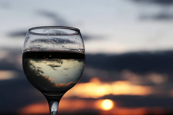 Bicchiere Con Vino Bianco Bellissimo Sfondo Tramonto Sole Cielo Riflettono — Foto Stock