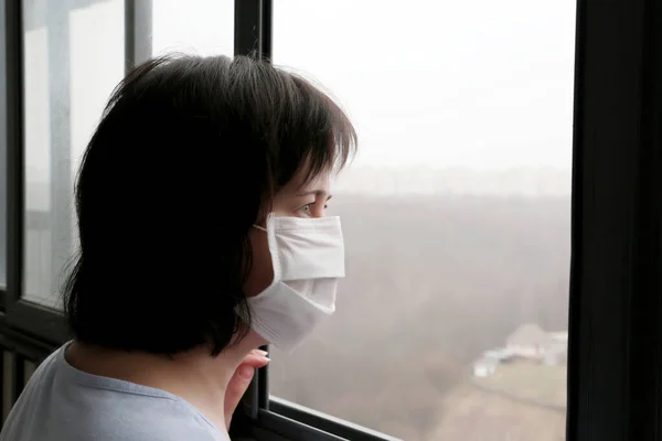 Kvinnan Ansiktsmask Tittar Genom Fönstret Hemkarantän Covid Epidemin Coronavirus — Stockfoto