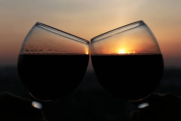 Due Bicchieri Con Vino Rosso Sfondo Colorato Tramonto Coppia Bicchieri — Foto Stock