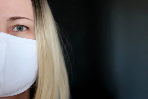 Coronavirus Skydd Blond Kvinna Medicinsk Mask Mörk Bakgrund Ett Halvt — Stockfoto