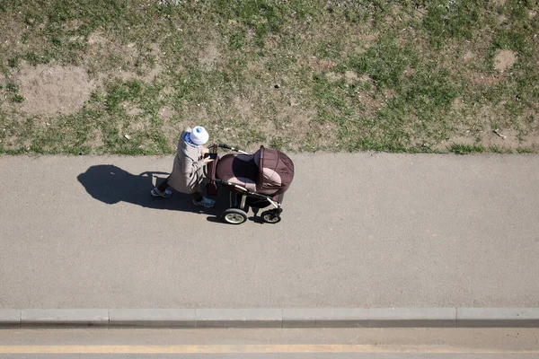 Mulher Com Carrinho Bebê Smartphone Mão Andando Uma Rua Primavera — Fotografia de Stock