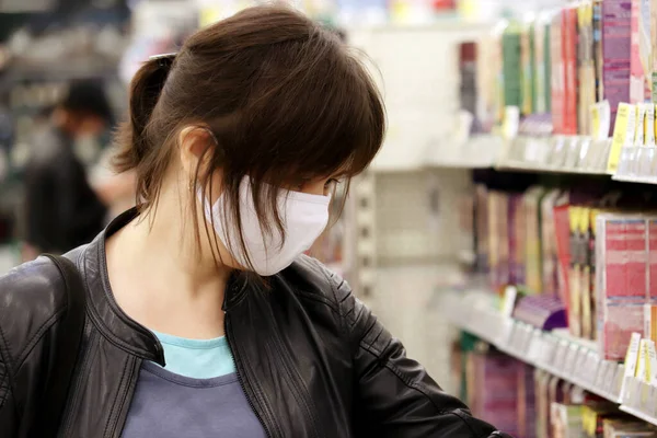 Flicka Medicinsk Mask Väljer Varor Ett Köpcentrum Begreppet Shopping Karantänen — Stockfoto