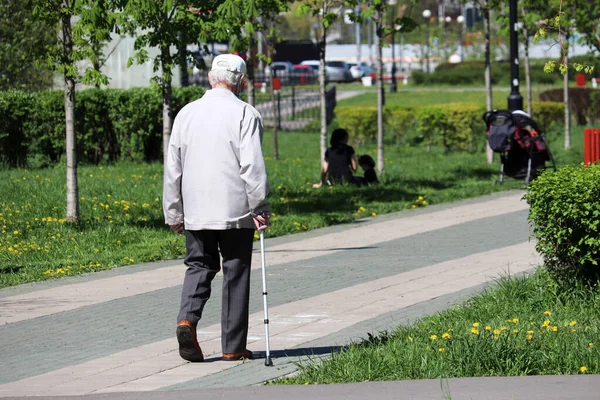 노인은 도시의 공원에서 지팡이를 걷는다 Covid Coronavirus 전염병 기간의 — 스톡 사진