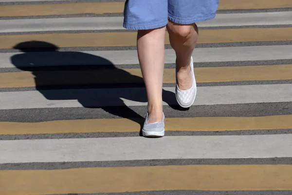 歩行者の交差点 通りの安全コンセプトに女性の足 横断歩道を歩く夏のドレスの女性 ゼブラの影 — ストック写真