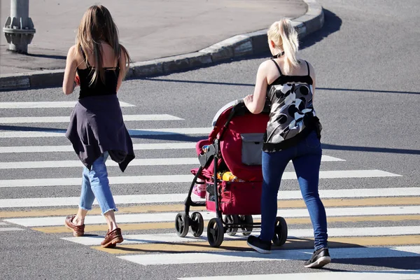 Två Flickor Med Barnvagn Som Korsar Stadsgatan Övergångsstället Begreppet Moderskap — Stockfoto