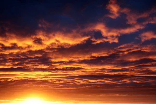 Закат Красочном Драматическом Небе Темные Облака Оранжевом Солнечном Свете Живописный — стоковое фото
