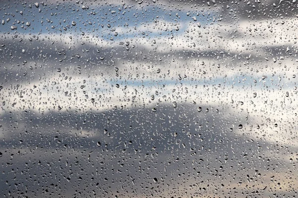 Gotas Chuva Vidro Janela Fundo Turvo Céu Nublado Lindas Gotas — Fotografia de Stock