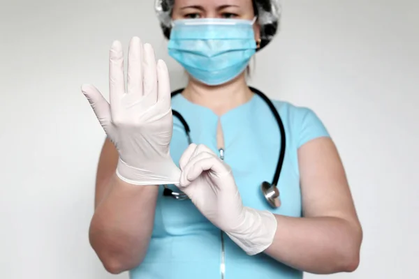 Mujer Con Máscara Desechable Pone Sus Guantes Látex Médico Examen — Foto de Stock