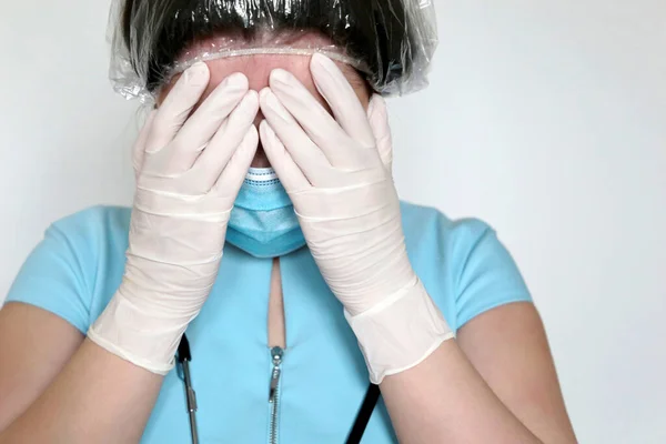 Kvinna Medicinsk Mask Och Latex Handskar Täcker Hennes Ansikte Med — Stockfoto
