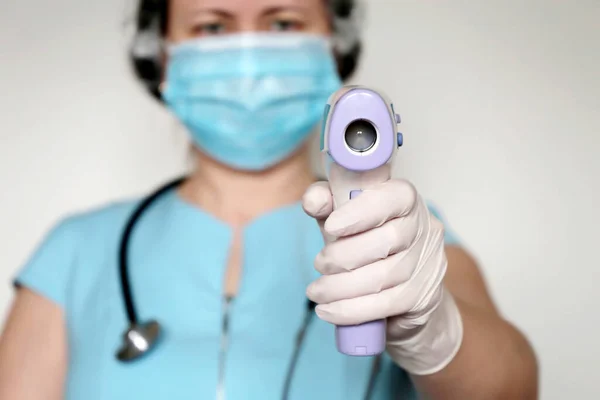 Coronavirus Symtom Kvinna Medicinsk Mask Mäter Kroppstemperatur Doktorn Tittar Digital — Stockfoto