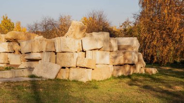 İnşaat alanında beton bloklar.