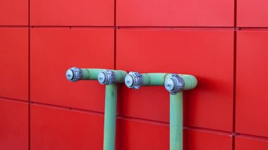 Kırmızı duvardaki su borularını kapatın.