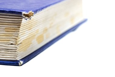 Beyaz arkaplanda izole edilmiş eski sarı sayfalı kitap köşesi