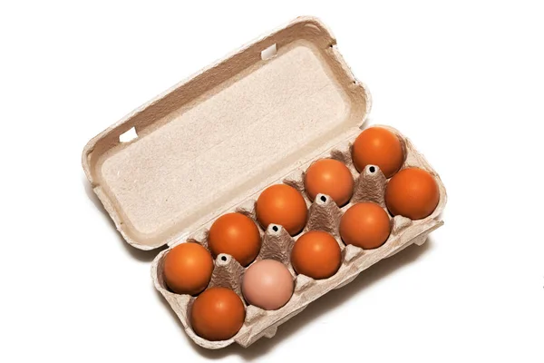 Huevos de pollo en una caja de cartón aislados en blanco —  Fotos de Stock