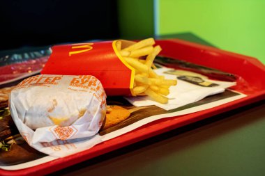 Belarus, Vitebsk - 21 Ekim 2019: McDonalds 'da patates kızartması ve çizburger