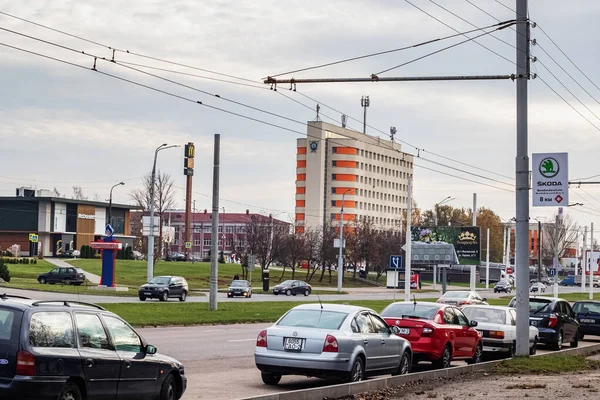 Białoruś, Witebsk - 21 października 2019: Budynek restauracji McDonalda i droga z samochodami — Zdjęcie stockowe