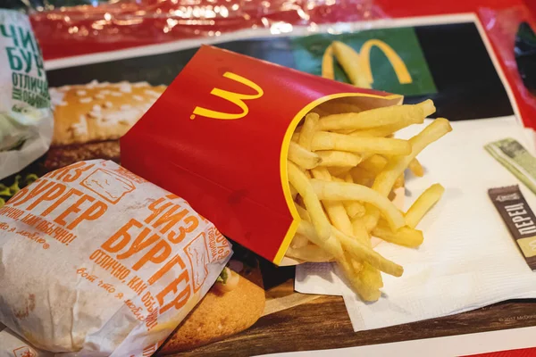 Belarus, Vitebsk - 21 Ekim 2019: McDonalds 'da patates kızartması ve çizburger