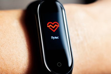Belarus, Minsk - 31 Ekim 2019: Xiaomi mi band 4 elde nabız gösteriyor