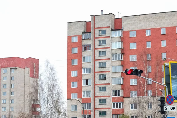 Czerwone światło drogowe na tle wysokiego budynku — Zdjęcie stockowe