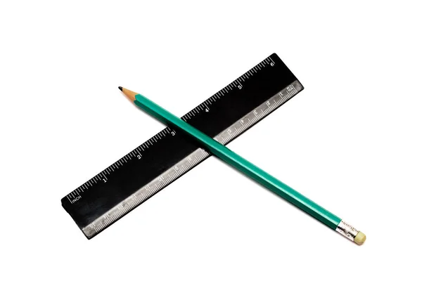 铅笔和黑色尺子在白色背景上隔离 — 图库照片