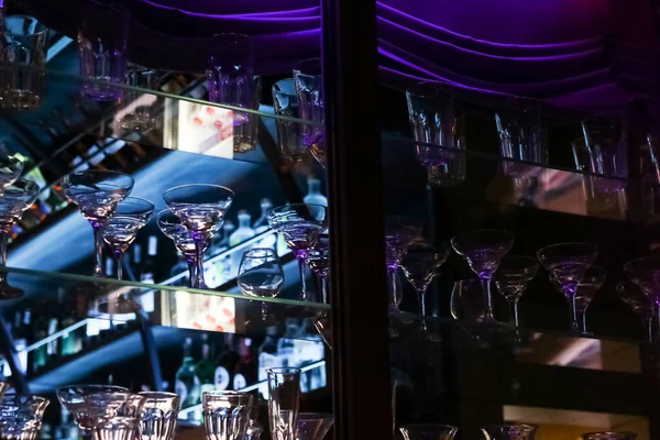 バーの棚の上のガラスのゴブレット — ストック写真