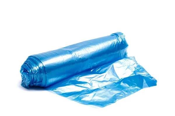Rollo azul de bolsas de basura aisladas sobre fondo blanco — Foto de Stock