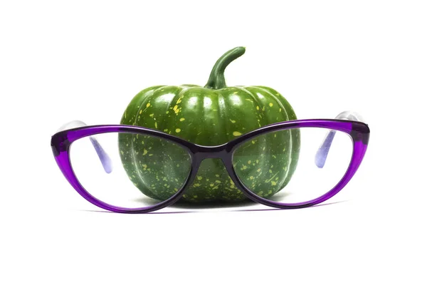 Зелений гарбуз в окулярах ізольований на білому тлі — стокове фото