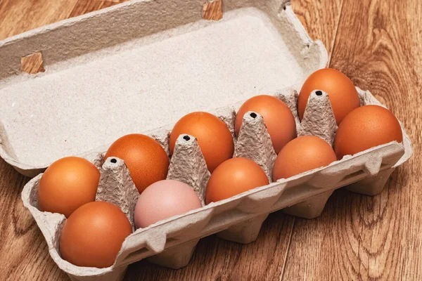 Huevos de pollo en una caja de cartón de cerca —  Fotos de Stock