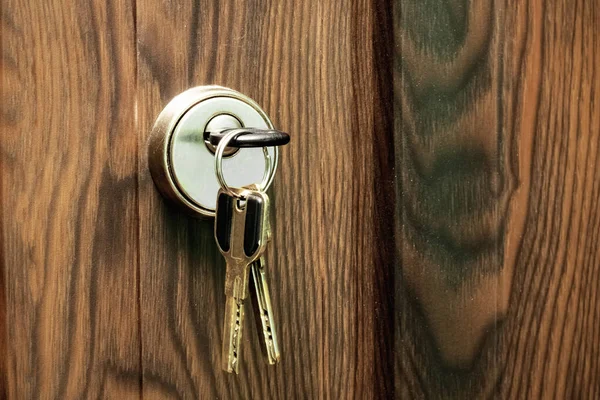 Chave na fechadura de uma porta de madeira — Fotografia de Stock