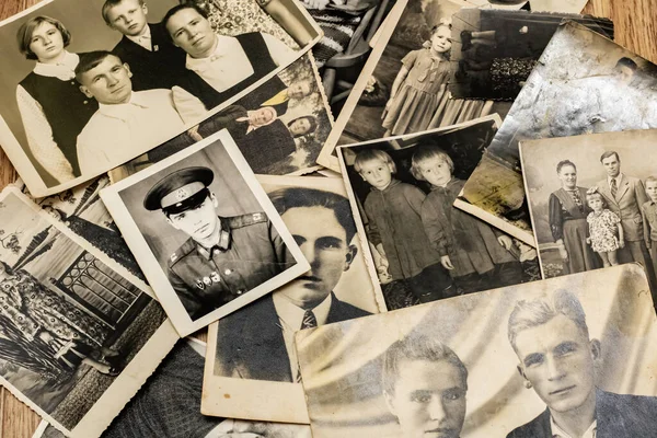 Belarus, Novopolotsk - 3 Kasım 2019: Bir grup eski siyah beyaz fotoğraf