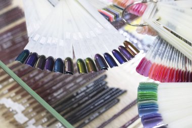 Yapay plastik tırnaklarda çok renkli tırnak cilası.