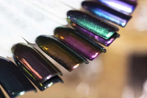 Різнокольоровий лак для нігтів на штучних пластикових цвяхах — стокове фото