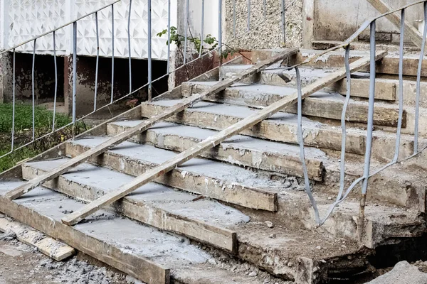 Reparation av den gamla trappan vid ingången — Stockfoto