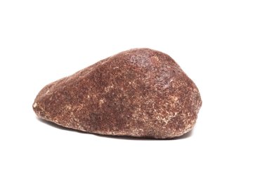 Büyük bir taş, beyaz arka planda izole edilmiş.