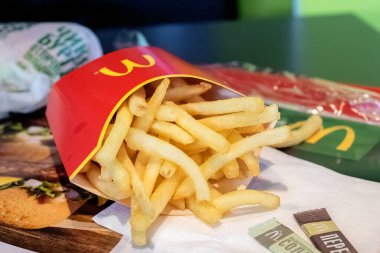 Belarus, Vitebsk - 21 Ekim 2019 McDonalds 'da patates kızartması